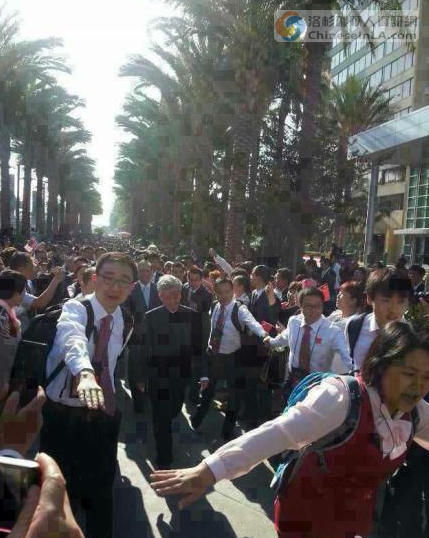 中國7000人旅行團(tuán)在美唱國歌 人均消費1萬美元