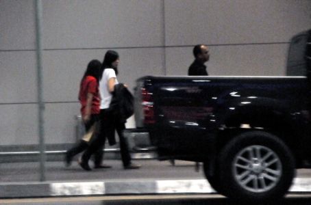 白衣女子(右二)為獲釋中國女游客(圖片來源:新海峽時報(bào)) 白衣女子(右二)為獲釋中國女游客(圖片來源:新海峽時報(bào))