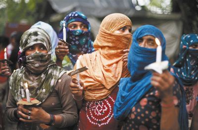 5月31日，新德里，印度民眾舉行紀(jì)念儀式，悼念在強(qiáng)奸案中遇害的兩名少女。