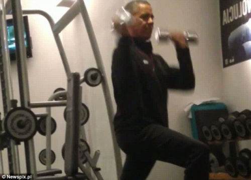 奧巴馬安?，F(xiàn)漏洞舉啞鈴健身時(shí)遭偷拍（組圖）（5）