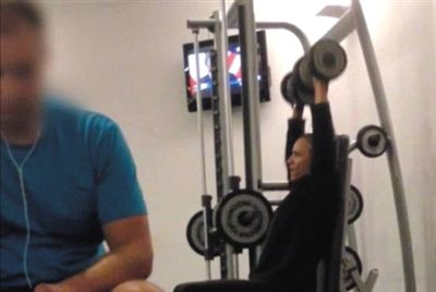 畫面中能看到健身房還有“其他人”。視頻截圖