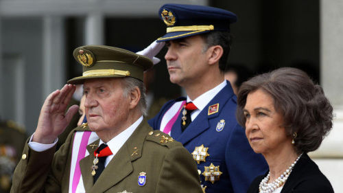 資料圖：西班牙國王胡安·卡洛斯一世（左）與其子費利佩王儲（中）。