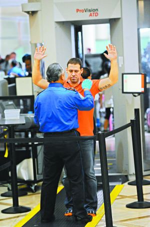 防止恐怖分子把炸彈偽裝成電子設(shè)備登機(jī)；新規(guī)適用于歐、非、中東赴美航班；智能手機(jī)將被重點(diǎn)排查