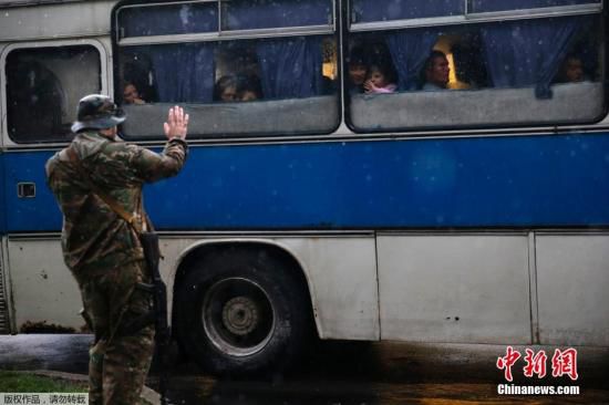 烏克蘭頓涅茨克，烏克蘭政府軍對當?shù)爻掷m(xù)炮擊，民眾為躲避戰(zhàn)火，紛紛登上列車離開。