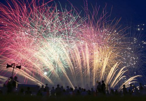 日本關(guān)東甲信地區(qū)當(dāng)天發(fā)布了梅雨期結(jié)束的消息，東京都葛飾區(qū)的江戶川河川敷當(dāng)晚舉行了煙花大會，約13000束煙花在夜空中綻放。（網(wǎng)頁截圖）