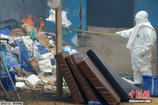 當?shù)貢r間2014年9月3日，利比里亞蒙羅維亞，約翰·菲茨杰拉德·肯尼迪醫(yī)院的醫(yī)護人員和病人。9月1日