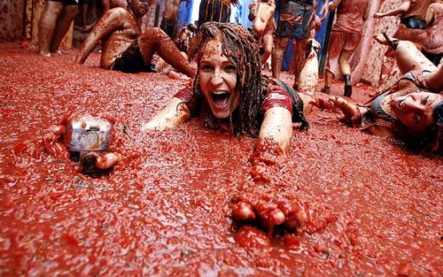 荷蘭辦西紅柿大戰(zhàn)抗議俄反制裁參加者只為娛樂(lè) 荷蘭辦西紅柿大戰(zhàn)抗議俄反制裁參加者只為娛樂(lè)