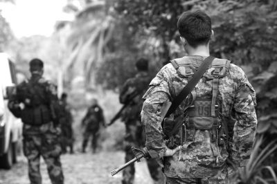 2009年12月13日，在菲律賓南阿古桑省，菲律賓安全部隊人員在一處現(xiàn)場警戒。圖/CFP