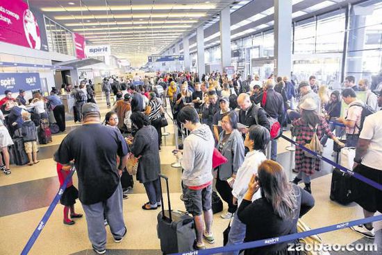 芝加哥機場遭惡意縱火2000多航班被迫取消 芝加哥機場遭惡意縱火2000多航班被迫取消