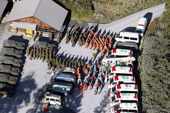 日本火山噴發(fā)致30余人心臟驟停 游客稱場(chǎng)景 如地獄 (圖) 日本火山噴發(fā)致30余人心臟驟停 游客稱場(chǎng)景 如地獄 (圖)