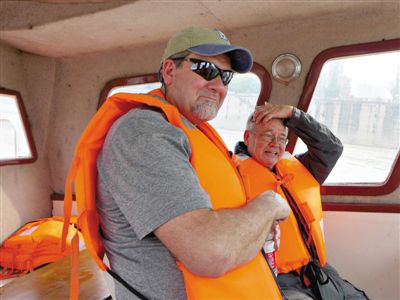 美國(guó)亞洲鯉專家Jim（左）和大自然保護(hù)協(xié)會(huì)高級(jí)顧問(wèn)Robert