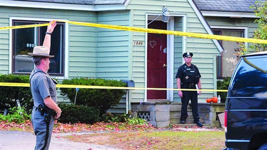 8日,紐約州當(dāng)?shù)鼐旆怄i案發(fā)現(xiàn)場(chǎng)。 8日,紐約州當(dāng)?shù)鼐旆怄i案發(fā)現(xiàn)場(chǎng)。