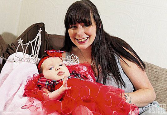 柯林斯在女兒盧娜6個(gè)月大時(shí)，便讓女兒參加選美。