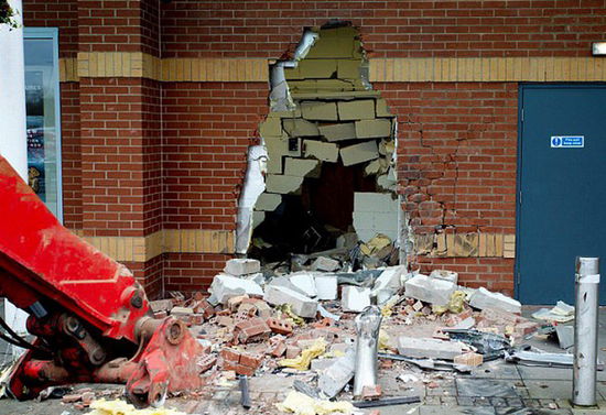 劫匪利用挖掘機的機械臂移走ATM機，留下滿地狼藉