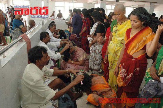 亮瞎眼！印寺廟朝圣日每天為2萬人剃光頭