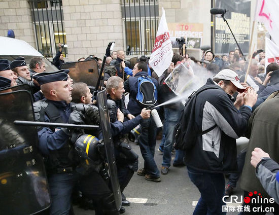 　　當(dāng)?shù)貢r(shí)間2014年11月27日，法國巴黎，法國農(nóng)民帶綿羊在埃菲爾鐵塔附近抗議，要求環(huán)保部門采取有效措施解決狼群襲擊羊群問題?！D片來源：TRICK KOVARIK/CFP