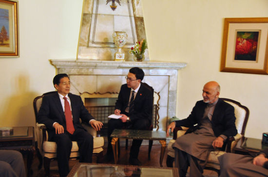 　11月30日，阿富汗總統(tǒng)加尼在首都喀布爾會(huì)見到訪的中國國務(wù)委員郭聲琨。