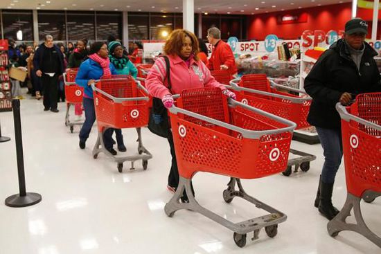 在整個感恩節(jié)假期，美國零售業(yè)銷售下降11%，為連續(xù)第二年下降。