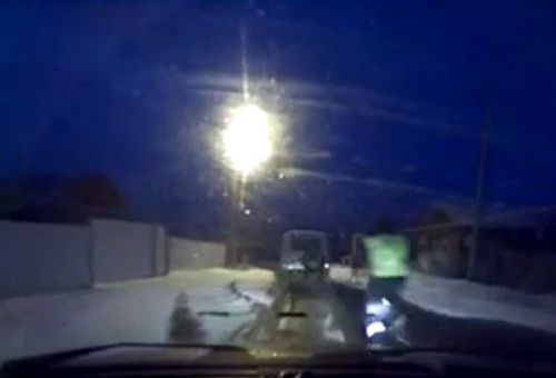 警車追逐中仍未追上可疑汽車，此時令人震驚的一幕出現(xiàn)，一名警察從警車中跳出來，向可疑車輛跑去。