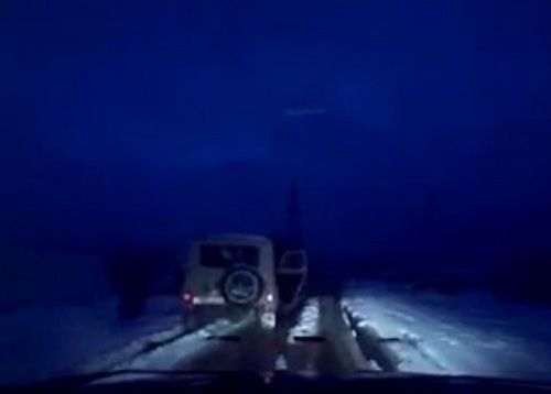 　　警察成功打開可疑汽車的車門并登上汽車，司機見狀立即停車及棄車逃走，警察則下車繼續(xù)追捕司機。