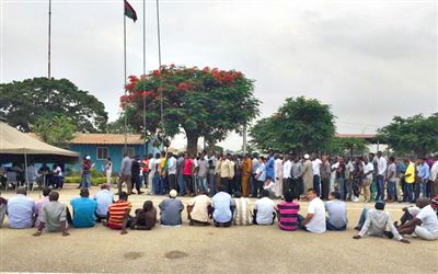 19日，安哥拉一檢查點抓扣大量外國人并查驗證件。