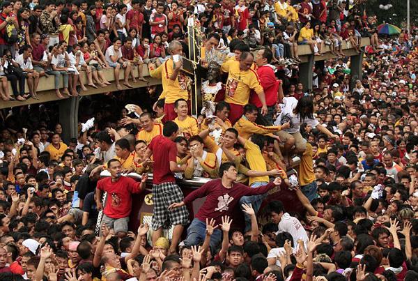 2011年“黑耶穌節(jié)”上，無數(shù)信徒希望觸摸到黑色耶穌雕像。