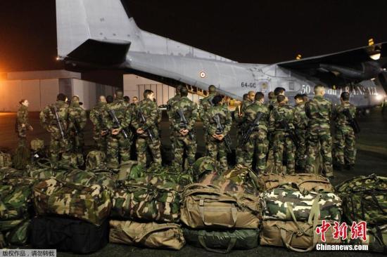 當(dāng)?shù)貢r(shí)間1月7日，法國(guó)軍人抵達(dá)巴黎布爾歇機(jī)場(chǎng)。他們將被部署在巴黎，以增強(qiáng)巴黎市的安保力量。