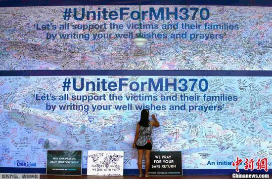 3月19日，馬來西亞八打靈再也(Petaling Jaya)，民眾在簽名板上簽名為馬航MH370祈福