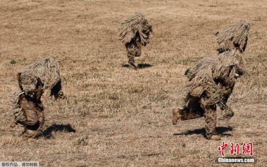 資料圖：當?shù)貢r間2015年1月11日，日本船橋市，日本自衛(wèi)隊進行新年軍演，大約500名軍人和24架飛機參與了本次演習。 視頻：日本敲定史上最大規(guī)模國防預算費來源:央視軍事農(nóng)業(yè)