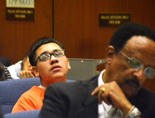 嫌犯奧丘阿（后）與嫌犯卡門的公辯律師漢彌爾頓在初審法庭上。