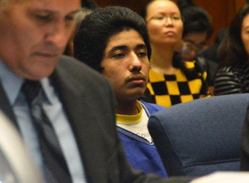 嫌犯卡門（中）在初審法庭上。（僑報網(wǎng)：圖片由法庭指定攝影師提供）