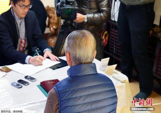 當(dāng)?shù)貢r(shí)間1月25日，日本千葉市，日本遭“伊斯蘭國(guó)”綁架人質(zhì)湯川遙菜的父親接受媒體采訪。伊斯蘭國(guó)武裝(IS)24發(fā)布視頻顯示，其中一位被綁架日本人質(zhì)湯川遙菜(Haruna Yukawa)已經(jīng)被該組織殺害。日本政府表示將驗(yàn)證視頻的真實(shí)性。 視頻：關(guān)注日本人質(zhì)事件：極端組織視頻顯示一人質(zhì)已遭殺害來(lái)源:央視新聞