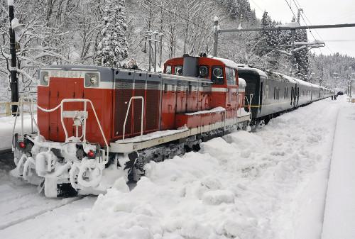JR一臥鋪特急列車，因大雪在JR奧羽線津輕湯站附近拋錨，約130名乘客不得不在車上過夜。