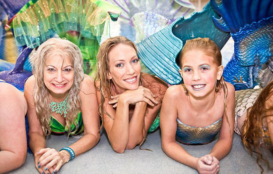 一年一度的Merfest大會(huì)在美國(guó)凱里舉行，數(shù)百男女齊聚那里慶祝成為“人魚(yú)”。（網(wǎng)頁(yè)截圖）