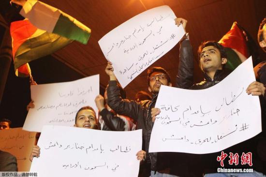 約旦軍方宣布，被極端組織“伊斯蘭國(guó)”劫為人質(zhì)的飛行員卡薩斯貝已遭殺害，憤怒的抗議群眾聚集首都安曼。 視頻：約旦政府談人質(zhì)遇害：一定會(huì)做出強(qiáng)有力回?fù)魜?lái)源:央視新聞