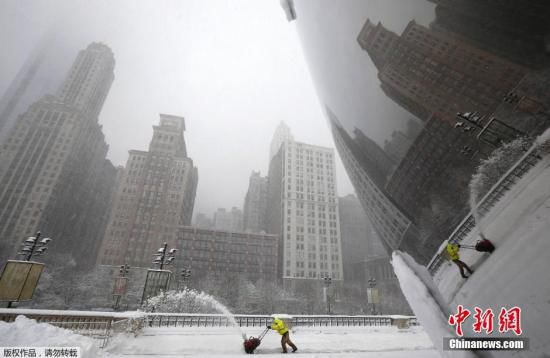 當(dāng)?shù)貢r(shí)間2015年2月1日，美國(guó)芝加哥，當(dāng)?shù)赜瓉斫穸顝?qiáng)降雪。