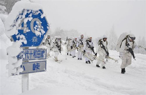 日本陸上自衛(wèi)隊(duì)舉行嚴(yán)冬傳統(tǒng)滑雪演習(xí)(圖)