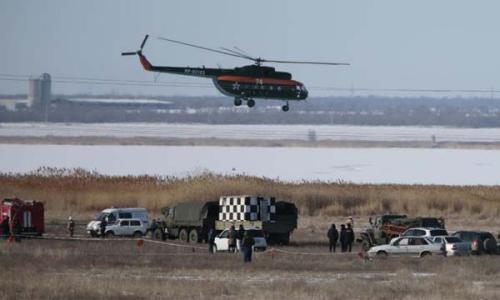 圖片說明：當(dāng)?shù)貢r間2月11日，一架俄羅斯蘇—24轟炸機(jī)在著陸過程中墜毀，救援人員正在偵察失事區(qū)域。(