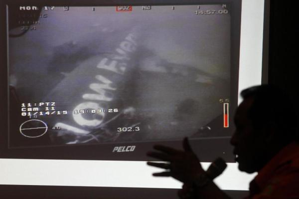 這是1月14日新加坡國防部長黃永宏在其社交網(wǎng)站上傳的亞航失事航班QZ8501機身照片。