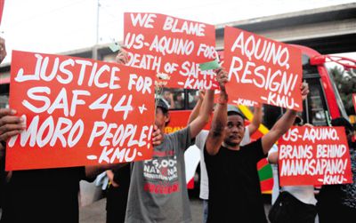2月3日，菲律賓馬尼拉，民眾舉行示威游行悼念遇難的44名特警，并要求總統(tǒng)阿基諾下臺(tái)，對此次反恐行動(dòng)失敗負(fù)責(zé)。