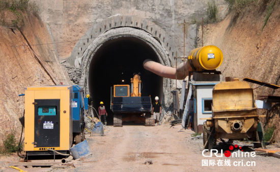 斯里蘭卡南部鐵路項(xiàng)目隧道施工現(xiàn)場(chǎng)。(攝影：孫洋)