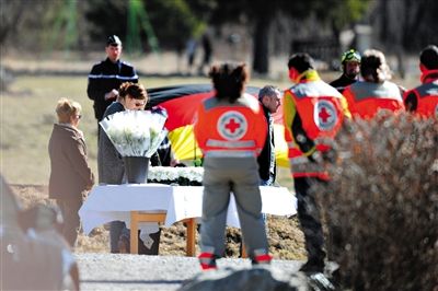 29日，法國塞訥鎮(zhèn)，搜救人員和遇難者家屬一同向遇難者致哀。