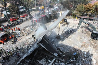 7月1日，搜救人員在印尼軍機(jī)墜毀現(xiàn)場進(jìn)行搜救和清理工作。