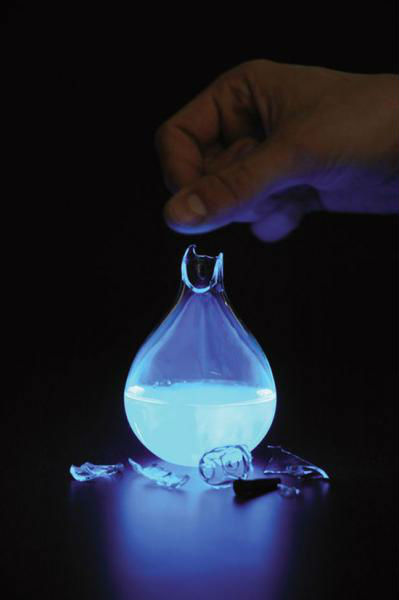 荷蘭藝術(shù)家發(fā)明人血燃料燈，一滴血照亮整間房。圖片來源：新加坡《聯(lián)合早報》網(wǎng)站