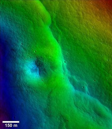 不只月球引力影響地球，科學(xué)家借由月球表面數(shù)千的裂縫推斷，地球引力似乎正對(duì)月球表面造成嚴(yán)重影響