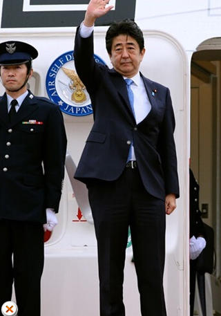 安倍在機場告別，面色凝重