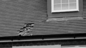 被砸出的洞。