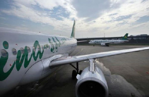 資料圖片：上海虹橋機(jī)場?？康囊患艽呵锖娇湛蜋C(jī)。（圖片來源：路透社）