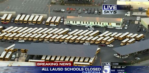 圖：美國KTLA電視臺直播畫面顯示，洛杉磯聯(lián)合學(xué)區(qū)校巴已被叫停，家長被通知暫不能送孩子上學(xué)。