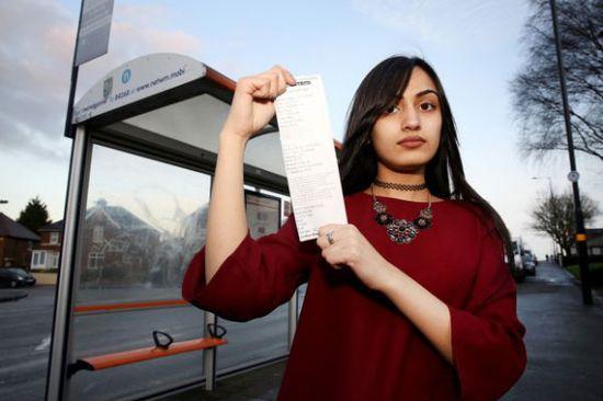 事發(fā)當(dāng)時薩迪克并未帶任何身份證件，無法證實自己真的只有15歲，百口莫辯的她，最后只好在全車乘客的注目下被趕下車和罰款，被迫走路回家。